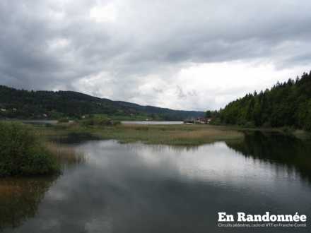 Vue sur le Lac Saint-Point depuis la passerelle