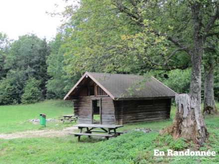 Abri et tables de pique-nique au bois des Rejets