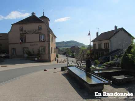 Fontaine et Mairie, rue du Passeur