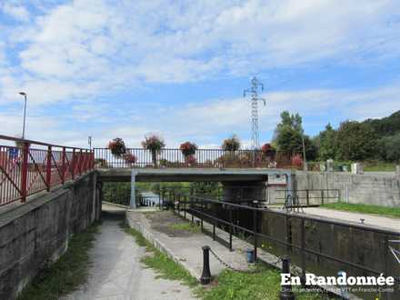 Passage sous le pont de l'écluse 17