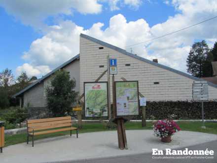 Panneaux de départ de randonnées pédestres et VTT