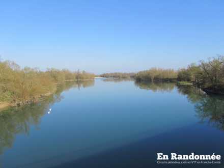 Vue sur le Doubs depuis le pont de Lays
