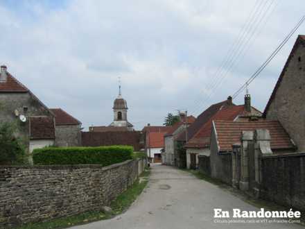 A proximité de la rue de l'église, le chemin de la Fontaine