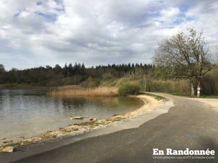Parking à proximité du Grand Lac