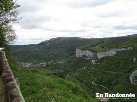 Vue sur les premiers méandres de la Loue depuis le belvédère de Renédale