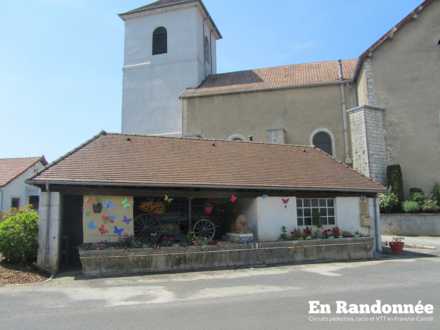 Eglise et lavoir, rue de la Mairie