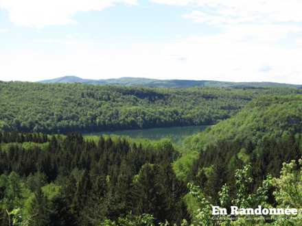 Vue sur le lac de Vouglans et les Monts de l'Ain