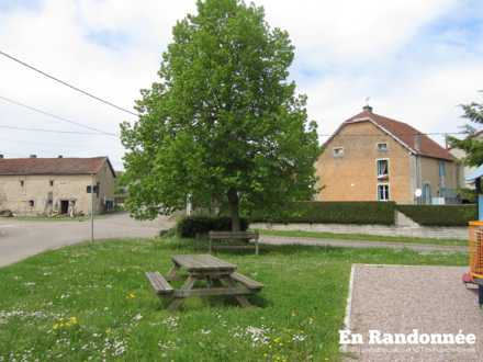 Aire de pique-nique et de jeux à Port-d'Atelier