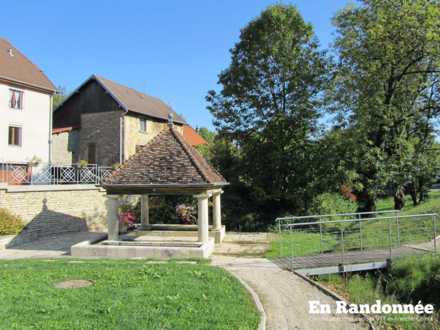 Fontaine restaurée, rue de Levier