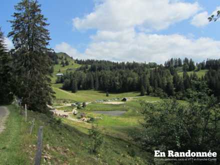 Vue sur la ferme équestre et le refuge du Berbois