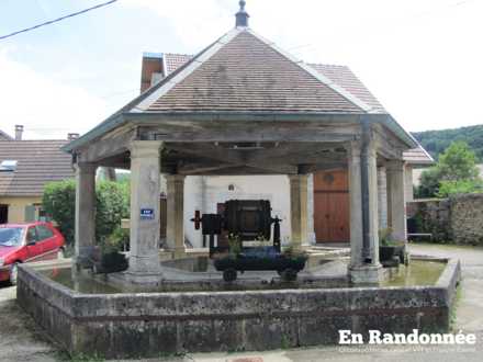 Fontaine hexagonale, Grande Rue