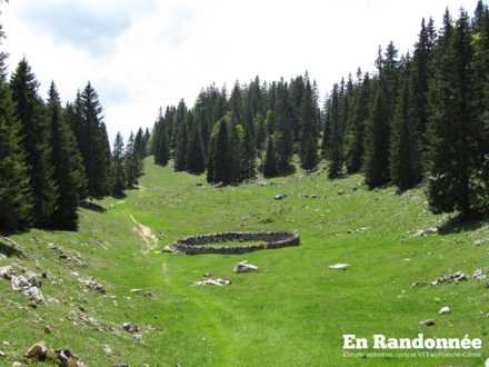 Citerne circulaire dans la combe aux Tassons