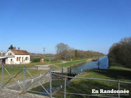 Vue sur le canal de la Saône