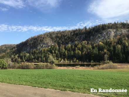 Vue sur le Grand Lac et ses falaises